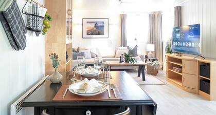 Sea View 1-BR Basecamp - Aurora views, near Segla-Hesten-Keipen, walk to ferry