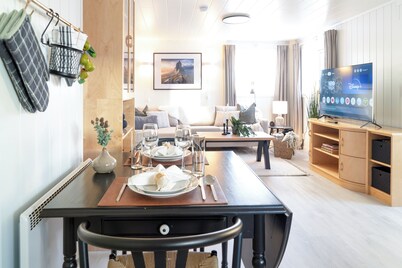 Sea View 1-BR Basecamp - Aurora views, near Segla-Hesten-Keipen, walk to ferry