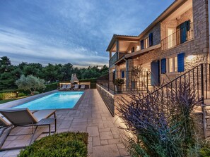 A heated pool - Romantische Villa mit Meerblick, Pool und Jacuzz by Interhome (Fabci)