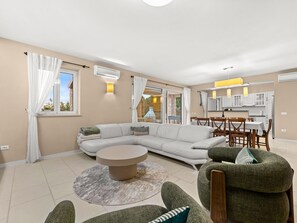 TV, fireplace - Romantische Villa mit Meerblick, Pool und Jacuzz by Interhome (Fabci)