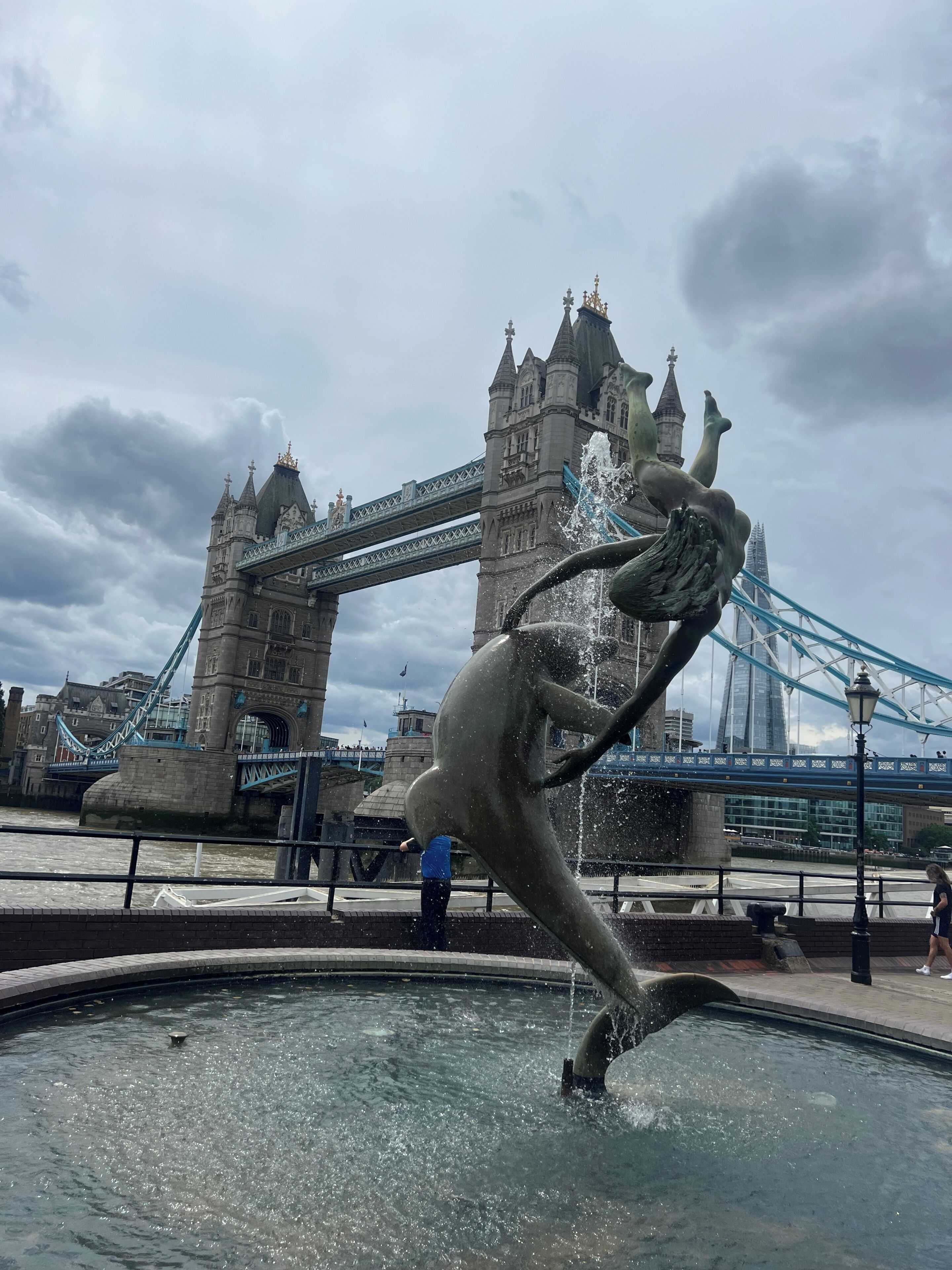 Una scultura a forma di fontana d'acqua di fronte al Tower Bridge.