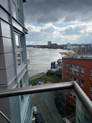 Ein Hochhaus mit Blick auf einen Fluss und eine Stadtansicht.