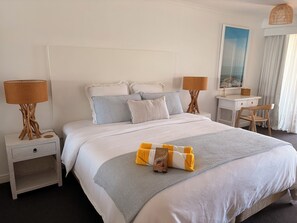 1 bedroom, in-room safe, desk, iron/ironing board - Luxe Manly Beachfront Apartment with Harbour Views & Free Parking (Manly)