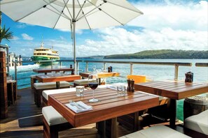 Outdoor dining - Stylish 1-bedroom waterfront apartment in Manly with free parking, gym and sauna (Manly)
