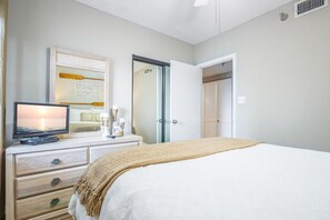 3 bedrooms, iron/ironing board, free WiFi, bed sheets - 3BR Beachfront Coastal Classic w Pool (Orange Beach)