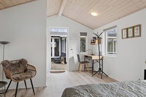 A room with a bed, a chair, a desk, and a window. - Lovely holiday home near water and nature (Hadsund)