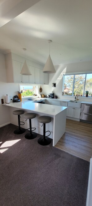 Microwave, oven, dishwasher - Fabulous on Forbes - Dunedin Favourite for Work or Play! (Dunedin)