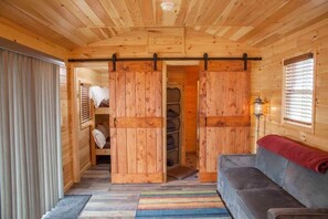 Living area - Gorgeous 2-bedroom cottage in charming Hammondsport awaits you (Hammondsport)