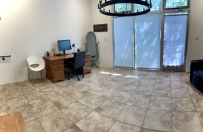 Business centre - Your Cozy Loft Getaway (Albuquerque)