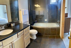 Hair dryer, towels, soap, toilet paper - Your Cozy Loft Getaway (Albuquerque)