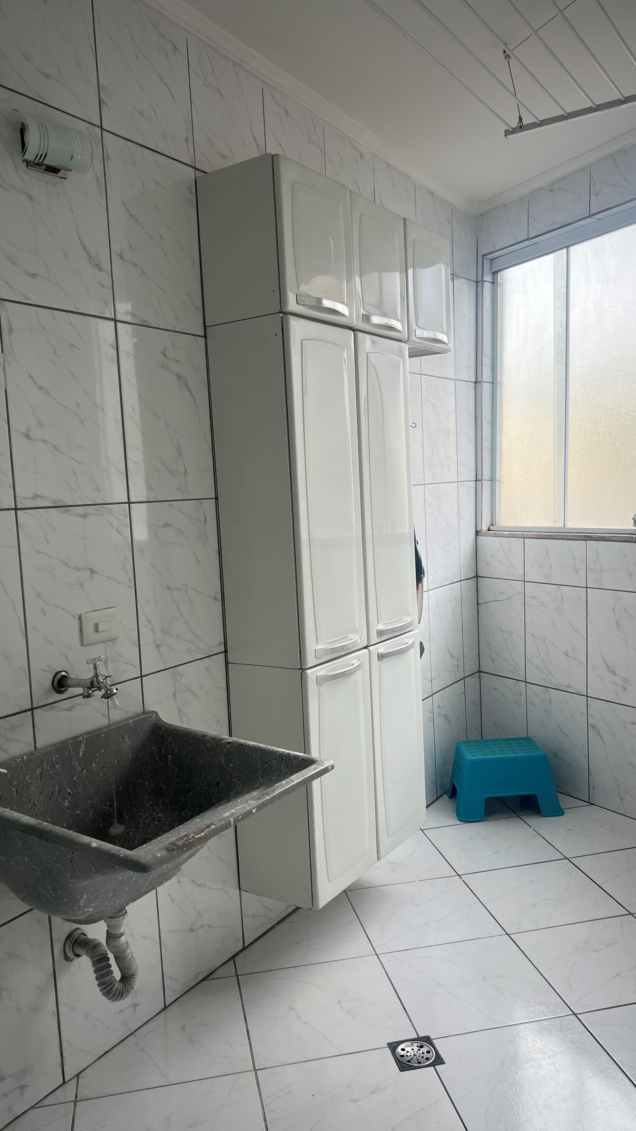 Chuveiro, secador de cabelo, toalhas de banho, papel higiênico