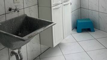 Chuveiro, secador de cabelo, toalhas de banho, papel higiênico