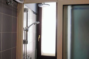 Shower, hair dryer, shampoo - Luxury Palermo Apartment w/ Hot Tub & City Center Access (Palermo)