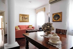 TV - Luxury Palermo Apartment w/ Hot Tub & City Center Access (Palermo)