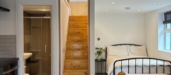 Stable Lodge. Unique 2-bedroom TINY HOME experience in charming Killarney