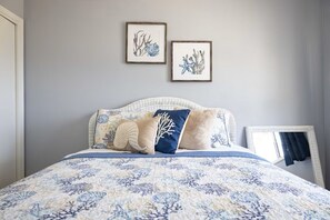 3 bedrooms, free WiFi, bed sheets - Slip into Sunset: On the water, boat SLIP, SUNSET views, steps from beach, pool! (Carolina Beach)
