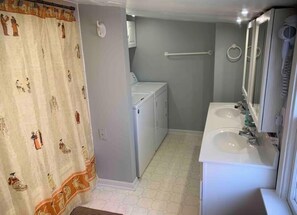 Hiustenkuivaaja, pyyhkeet, saippua, vessapaperi