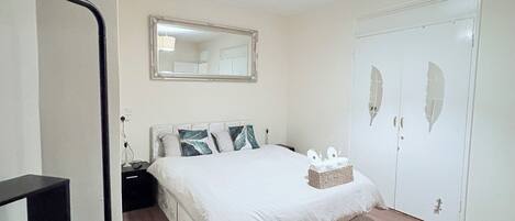 Tabla de planchar con plancha, wifi y ropa de cama