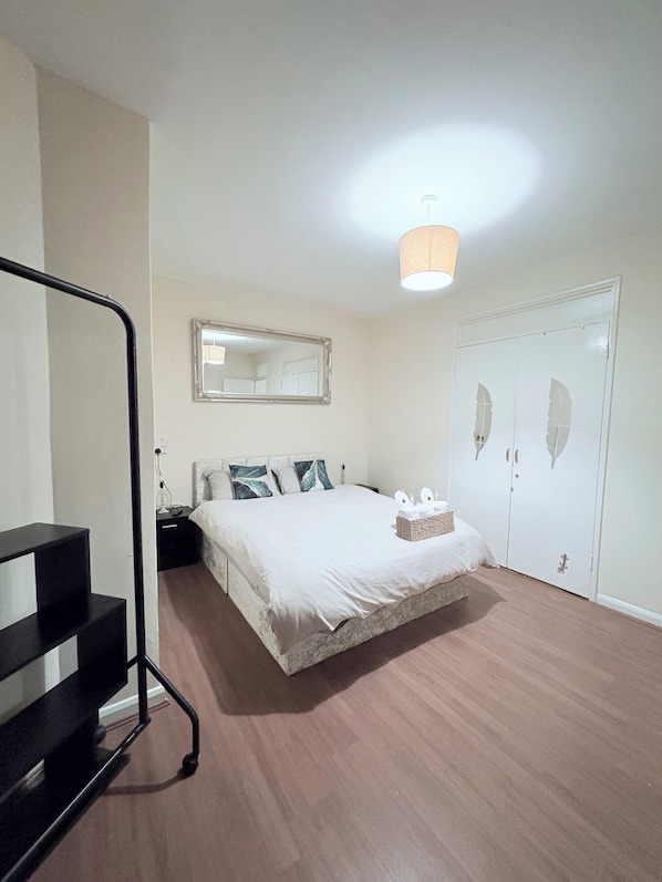 Iron/ironing board, WiFi, bed sheets
