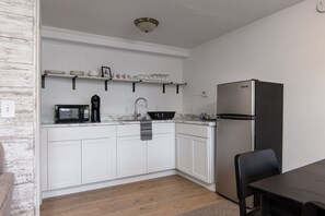 Kühlschrank, Mikrowelle, Wasserkocher mit Kaffee-/Teezubehör, Esstisch