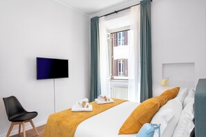 Iron/ironing board, WiFi, bed sheets - Bright 3 Bed Apartment with 2 Bath near Quirinale (Roma)