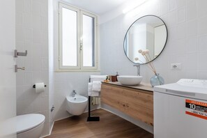 Douche, sèche-cheveux, bidet, serviettes fournies