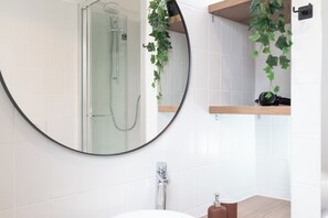 Shower, hair dryer, bidet, towels - Bright 3 Bed Apartment with 2 Bath near Quirinale (Roma)