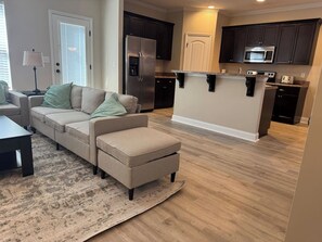 Smart TV - Stylish 2BR, Parking | Masters & Medical District (Augusta)