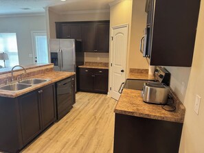 Fridge, microwave, oven, stovetop - Stylish 2BR, Parking | Masters & Medical District (Augusta)