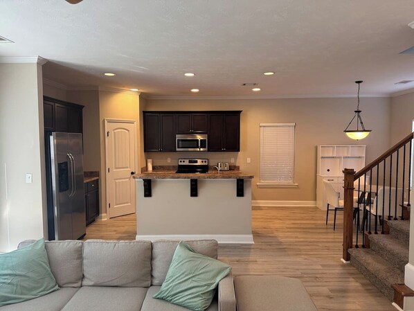Smart TV - Stylish 2BR, Parking | Masters & Medical District (Augusta)