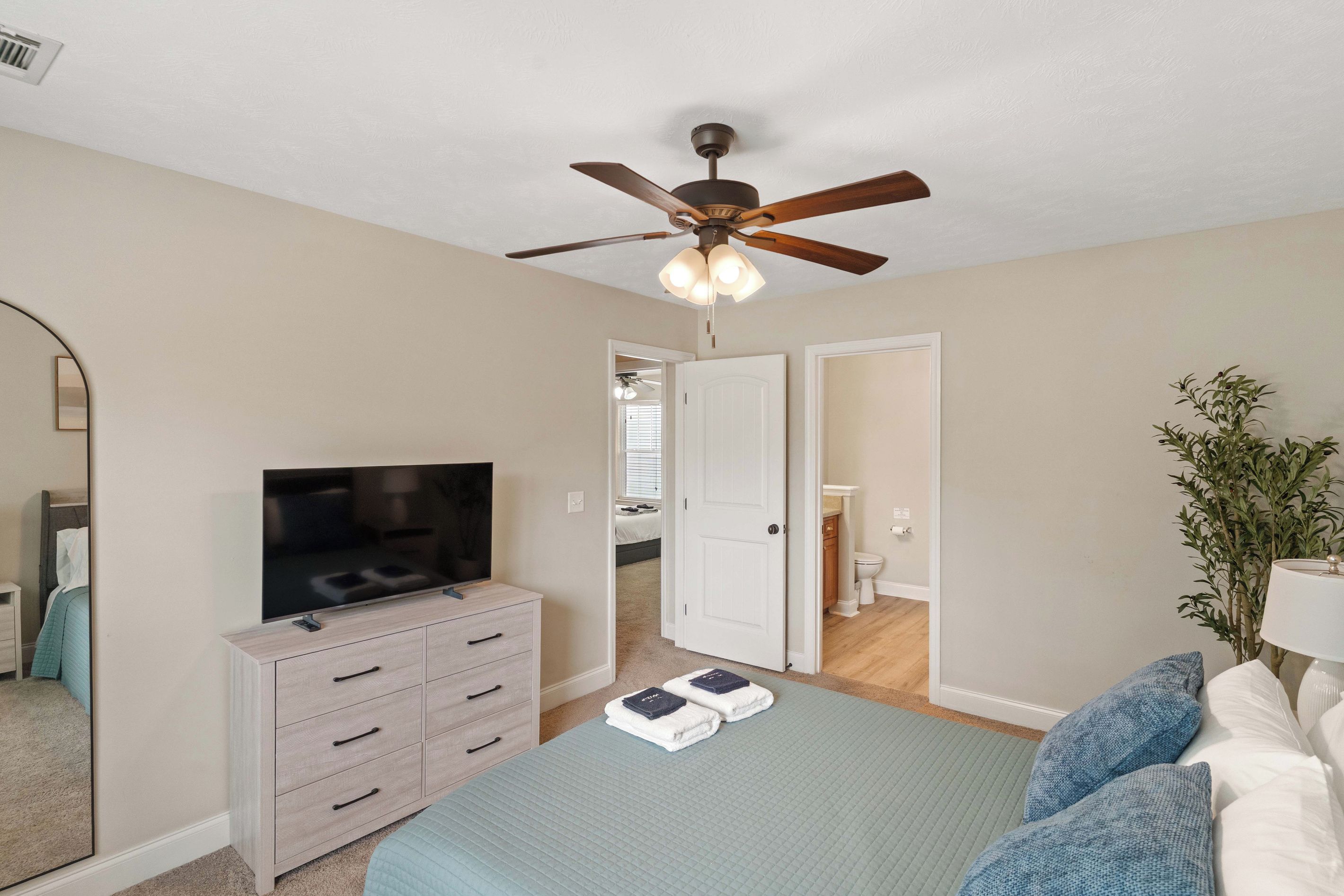 2 bedrooms, iron/ironing board, WiFi, bed sheets