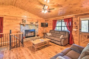 TV, fireplace - Mel's Cabin - Reset and relax! (Blue Ridge)