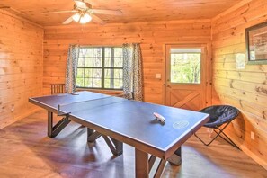 Game room - Mel's Cabin - Reset and relax! (Blue Ridge)