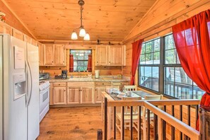 Fridge, microwave, oven, stovetop - Mel's Cabin - Reset and relax! (Blue Ridge)