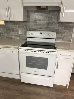 Private kitchen - 

"Cozy & Convenient! Perfect for couples or professionals! 🌟 (Surrey)