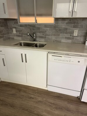 Private kitchen - 

"Cozy & Convenient! Perfect for couples or professionals! 🌟 (Surrey)