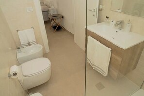 Dusche, Haartrockner, Bidet, Handtücher