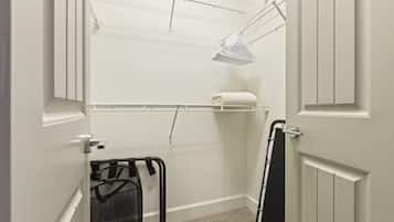 Apartamento, balcón | Interior