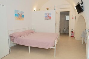 1 bedroom, WiFi, bed sheets - Sea, room and relax (Mola di Bari)