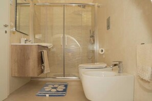 Douche, sèche-cheveux, bidet, serviettes fournies