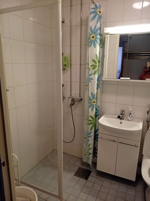 Suihku, pyyhkeet, saippua, vessapaperi