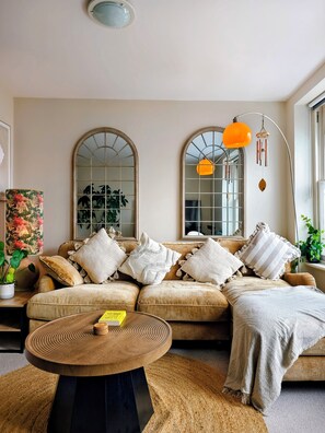 Living area - Serene 2-bedroom apartment in charming Folkestone near the coast (Folkestone)