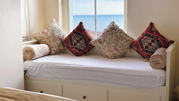 Een strijkplank/strijkijzer, wifi, beddengoed