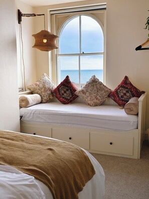 Een strijkplank/strijkijzer, wifi, beddengoed