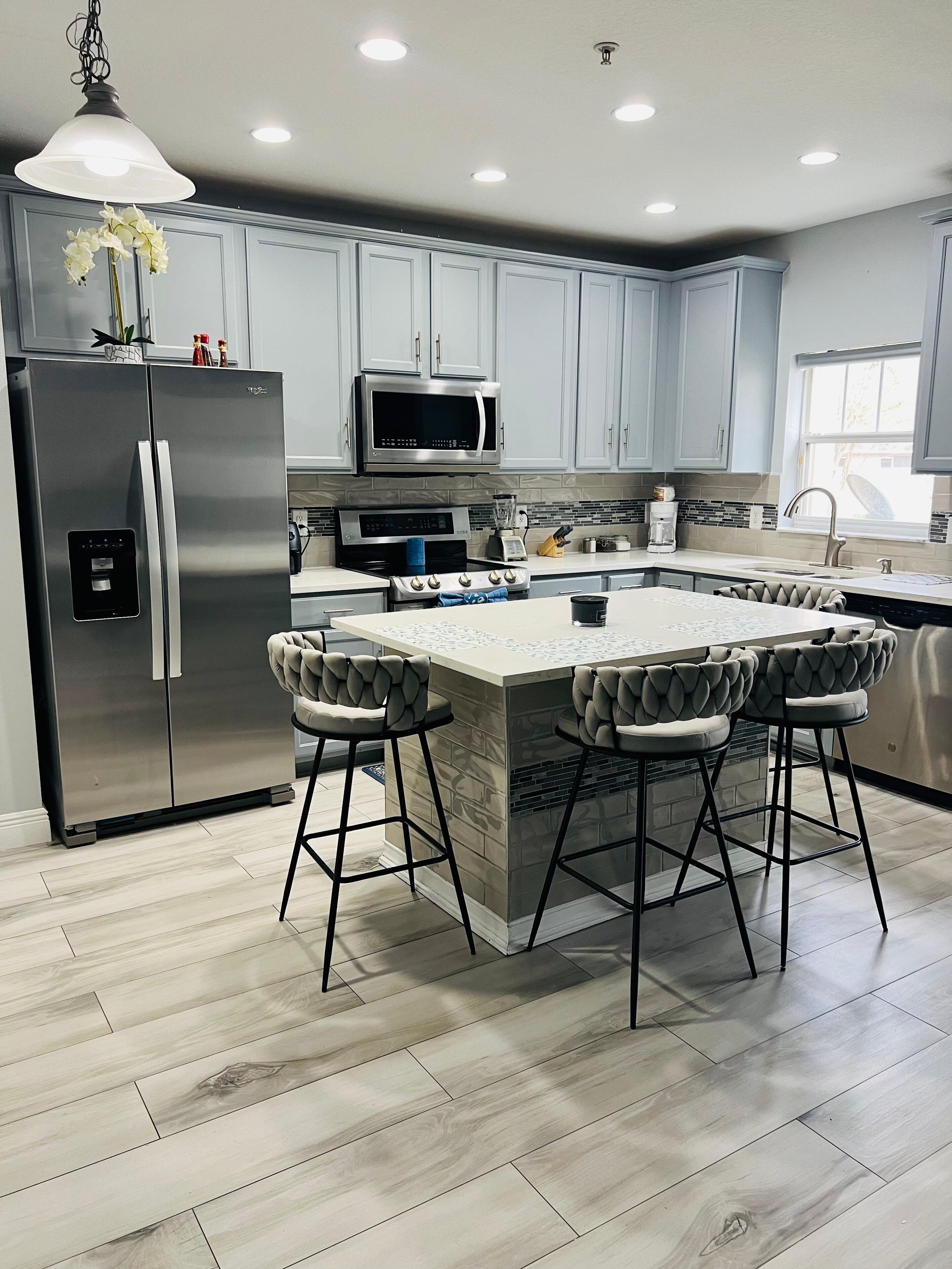 Geladeira, micro-ondas, fogão, cooktop