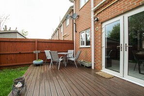 Outdoor dining - Garden Village -  a house that sleeps 5 guests  in 3 bedrooms (Saltney)