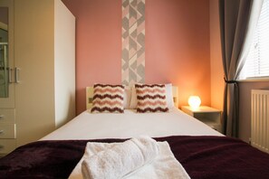 Iron/ironing board, free WiFi, bed sheets - Garden Village -  a house that sleeps 5 guests  in 3 bedrooms (Saltney)