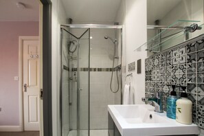 Shower, hair dryer, towels - Garden Village -  a house that sleeps 5 guests  in 3 bedrooms (Saltney)