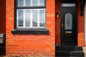 Exterior detail - Raby Road -  a house that sleeps 6 guests  in 2 bedrooms (Neston)