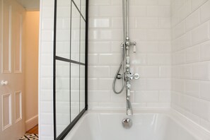 Hair dryer, towels - Raby Road -  a house that sleeps 6 guests  in 2 bedrooms (Neston)